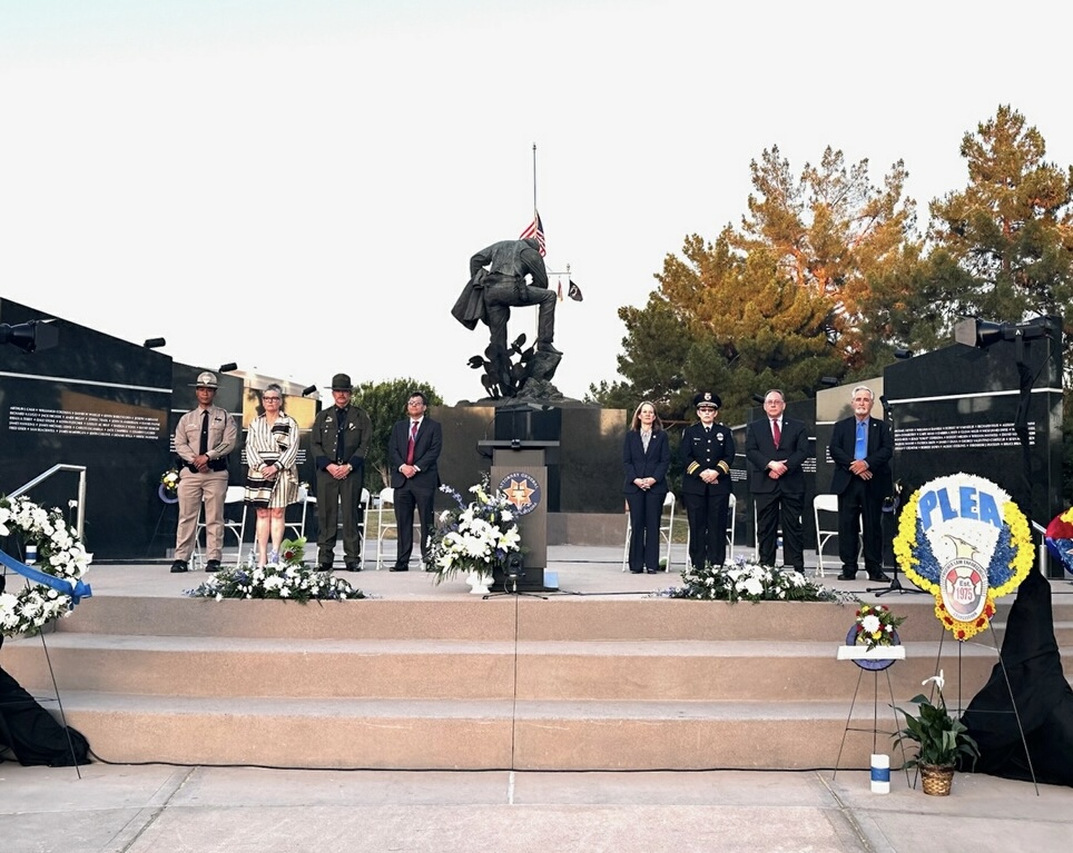 In a solemn service last night, Arizona leaders (including @GovernorHobbs, @azagmayes and Colonel Glover @Arizona_DPS) honored two federal agents who we lost in the line of duty. We bear witness to the strength and compassion of all peace officers — federal, state and local.