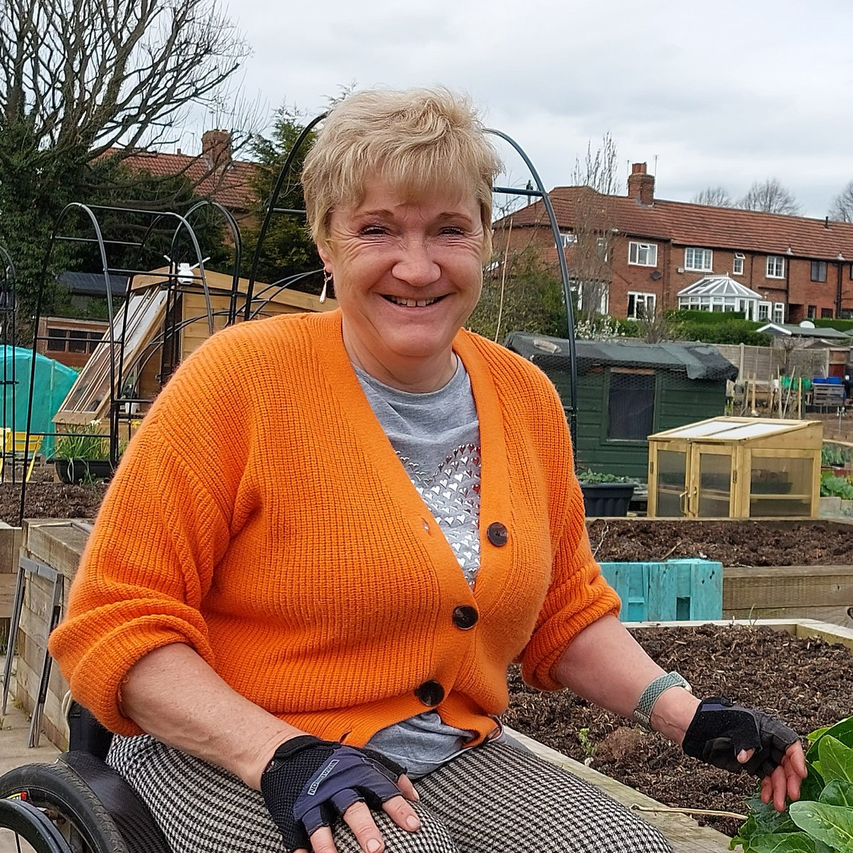 It was such a pleasure to film with Maggie Boyd on her allotment last year. We loved every minute. And those tromboncino squashes... well, they were something else! If you fancy a watch, Episode 8 is available on @BBCiPlayer 🙂 #AllotmentLife #GrowYourOwn #GardenersWorld