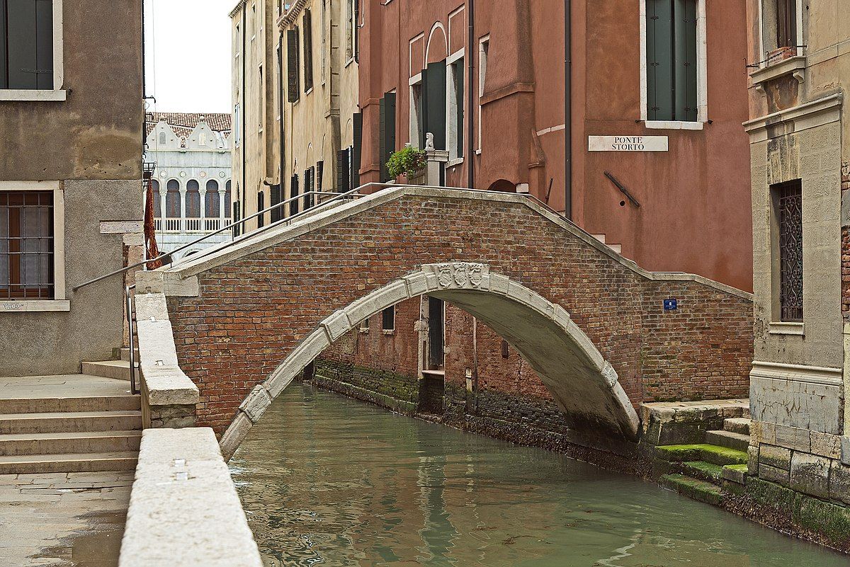 Ponte Storto in Cannaregio Venice. 
Credit - Didier Descouens, CC BY-SA 4.0 <creativecommons.org/licenses/by-sa…>, via Wikimedia Commons