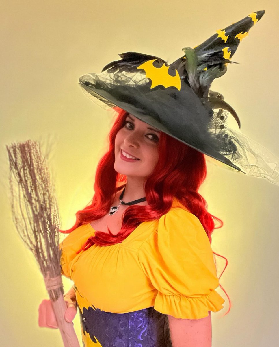 Here’s my #Witch #Batgirl… because bats and witches go hand in hand. 😄 🦇🧙🏻‍♀️ Wig by @ardawigs Grace in Rust Red Hat by @spirithalloween, batted by me 🦇 #cosplay #batgirlcosplay #barbaragordon #barbaragordoncosplay #batgirlwitch #witchbatgirl #witch #leagueofsuperheroines