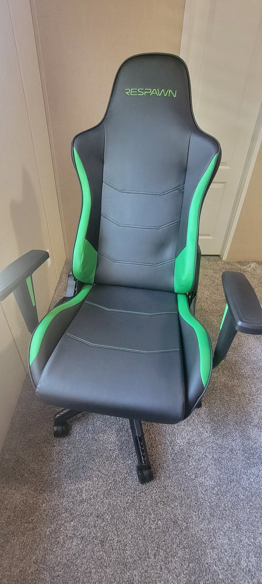 My RESPAWN chair is here! I am obsessed with the ability to recline 😍 Can you believe I won this in @SolelyCash_ monthly raffle?! This could be you next month! 😉