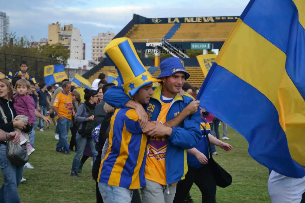 atlantaoficial's tweet photo. Un 7 de mayo de 2011 lográramos el ascenso a la B Nacional con un equipo inolvidable. 13 años del desahogo de un pueblo bohemio que esperaba en las calles el final de un campeonato emocionante🏆

#SomosAtlanta 🟡🔵 https://t.co/Jsurl5s84y