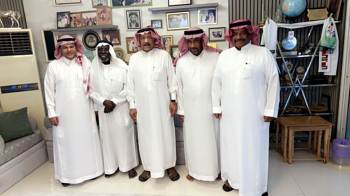 oldplayers2021's tweet photo. عقد رئيس جمعية اللاعبين القدامى بالمنطقة الشرقية الاستاذ احمد بن يوسف النباط اجتماع مطول وبحضور الرمز الكبير الأستاذ عبدالله فرج والحكم الدولي محمد المرزوق والحكم الدولي عمر مهناء والمشرف العام على الكرنفال كابتن عبدالسلام مهنا وعبدالله يوسف تيغر  
وكأن الاجتماع ناجح بكل المقاييس https://t.co/x0kq5VQ2aO