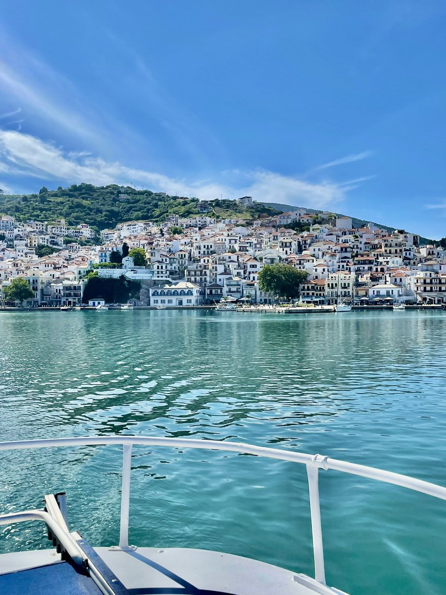 A stunning approach to #skopelos town 🇬🇷💙 
#greece #travel #boattrip #travelinspiration