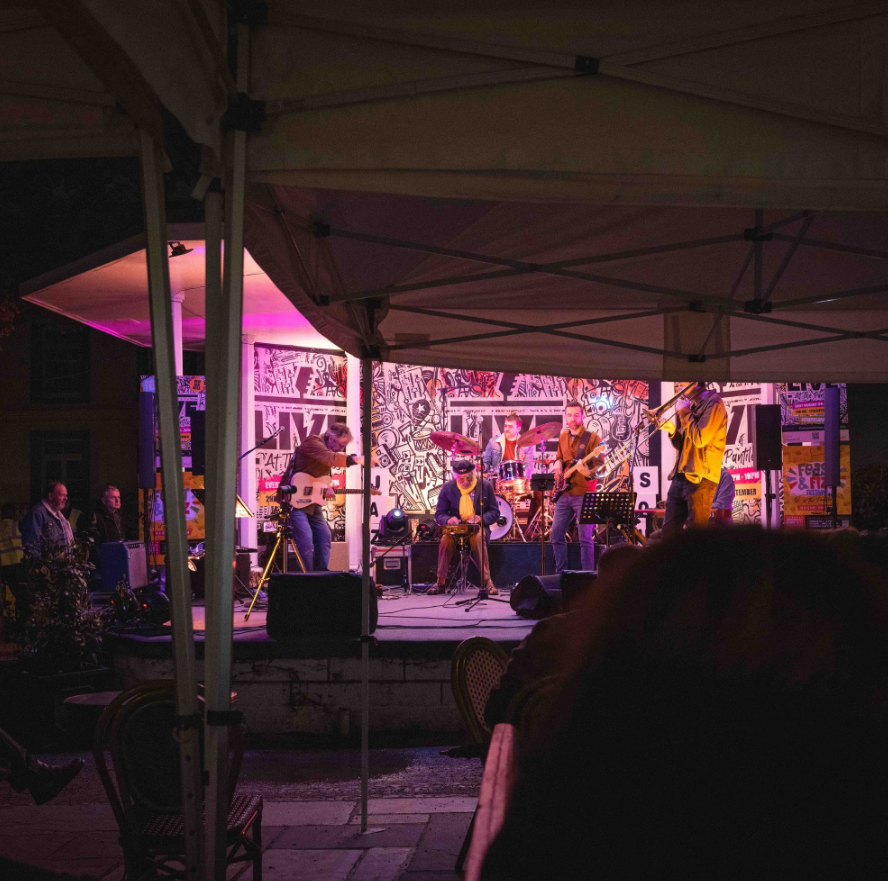 #LiveatThePantiles takes place again THIS THURSDAY & it's set to be a scorcher! ☀️🎶 💃  🍸

You can book your ticket in advance for just £5 online or pay at the gate for £7.50. Book: thepantiles.com/whats-on/the-f…

Photo: Lightning in a Bottle Productions 

#ThePantiles #TunbridgeWells