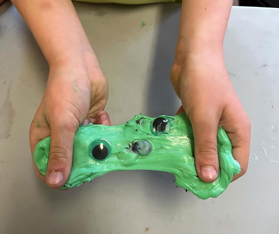 EFKCorp's tweet image. Mixing, molding, and making memories. Our young innovators are turning glue into Play-Doh, slime, and bouncy balls, one experiment at a time. Let the creativity flow!

#EngineeringForKids #Slime