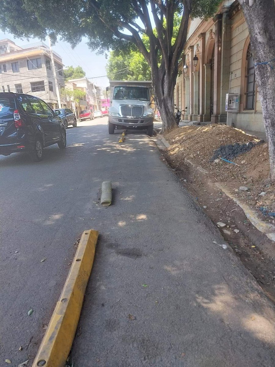 🔺Foto reporte I 📷

Mensaje :

"Porfavor que alguien le explique a los del municipio que esta vía es para ciclistas."

#CulturaVial #NoMasMuertesViales #NomasTantito #LeyMovilidadSegura #CrisisDeSeguridadVial <a href="/DeGyvesMendoza/">Claudina de Gyves Mendoza</a> <a href="/SEMOVI_GobOax/">Secretaría de Movilidad</a> <a href="/TransitoyMovOax/">Movilidad - Oaxaca de Juárez</a> <a href="/MunicipioOaxaca/">Municipio de Oaxaca de Juárez</a>