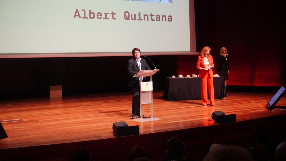 QuintanaLab's tweet photo. Albert has received the committed optimist in science award, by @ATUSmag #optimistacomprometido 
Thanks the organizers for the recognition! https://t.co/DJ1LvL8nxG