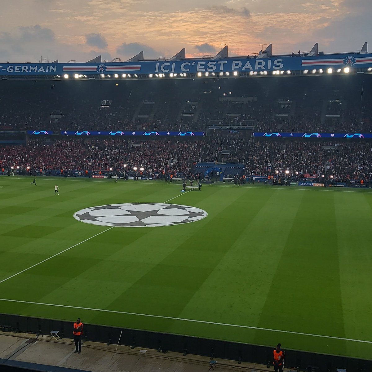 NE PAS AVOIR DE REGRETS. T9UT DONNER. 
Pour ceux qui ne peuvent pas y etre : ICI C'EST PARIS 🔴🔵 #PSGBVB