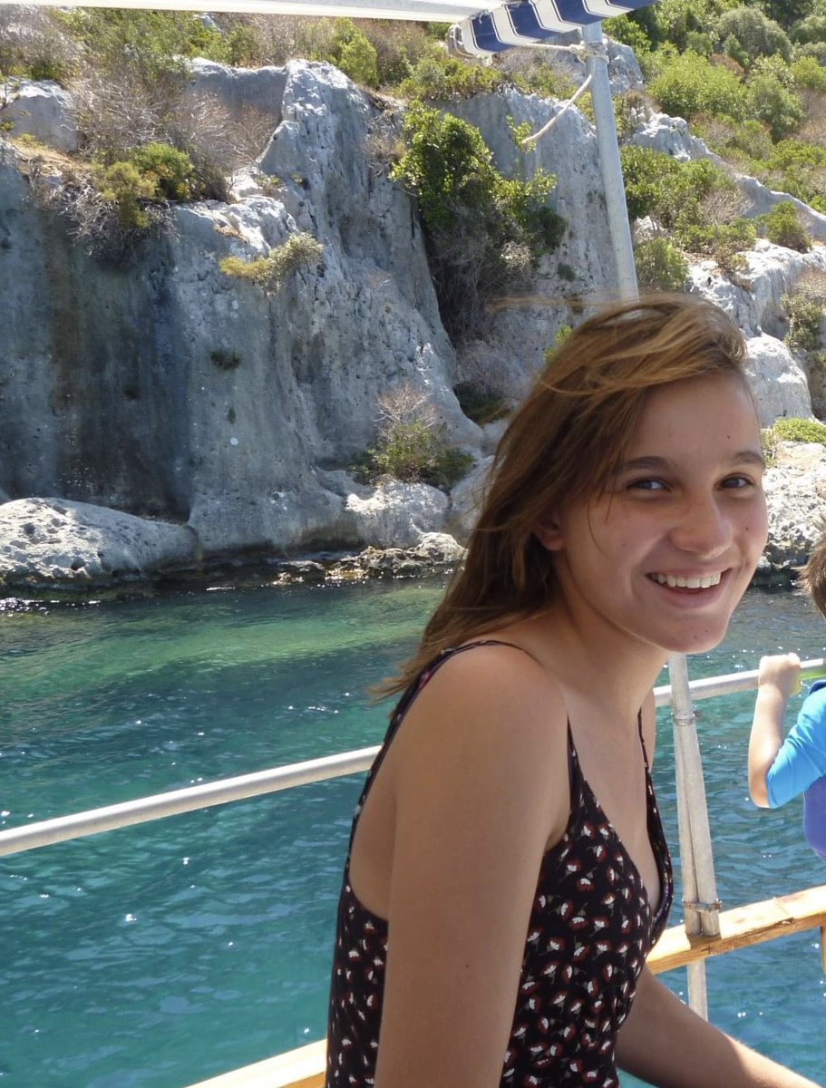 ceylan_scott's tweet image. Thread abt the damage the #eupd label had on me. In this pic, I am 14. By 15 I was dx with #eupd &amp;amp; the pain of that misdiagnosis followed me for the next 12 years of my life (until last yr, aged 25, I got the correct dx of #ptsd &amp;amp; #depression )