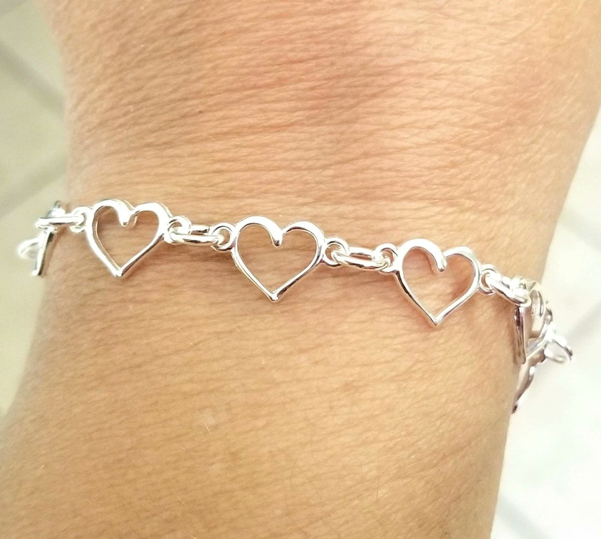 Silver Heart Bracelet, Heart Bracelet for Women, Heart Charm Bracelet #jewelry #bracelet #bracelets #silverbracelet #heartbracelet #giftsforher #giftsformom #momgift #Momgifts #Mothersday #Mothersdaygift #Mothersdaygifts #handmadejewelry #Etsy 

etsy.me/49oWfve via @Etsy