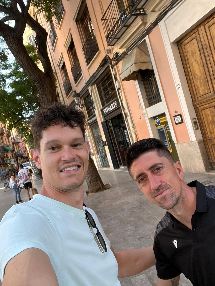My work colleague just bumped into this legend in Valencia- he asked for a photo for his @LUFC m8 in UK - Pablo response : for Leeds fans - ALWAYS - LEGEND 👌👌