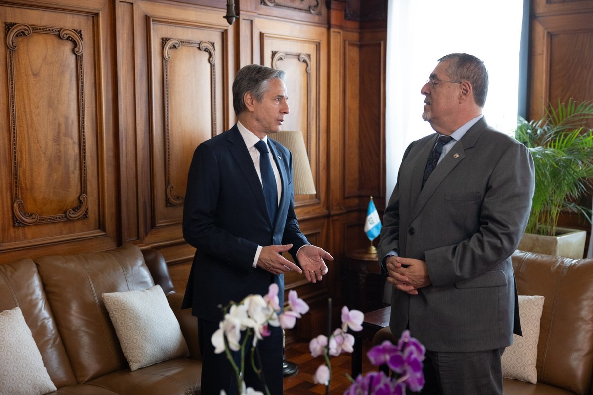 Met with Guatemalan President @BArevalodeLeon to deepen cooperation on priorities that are vital to the people of the Americas, including making migration more safe, orderly, and humane, and expanding regional competitiveness and security.