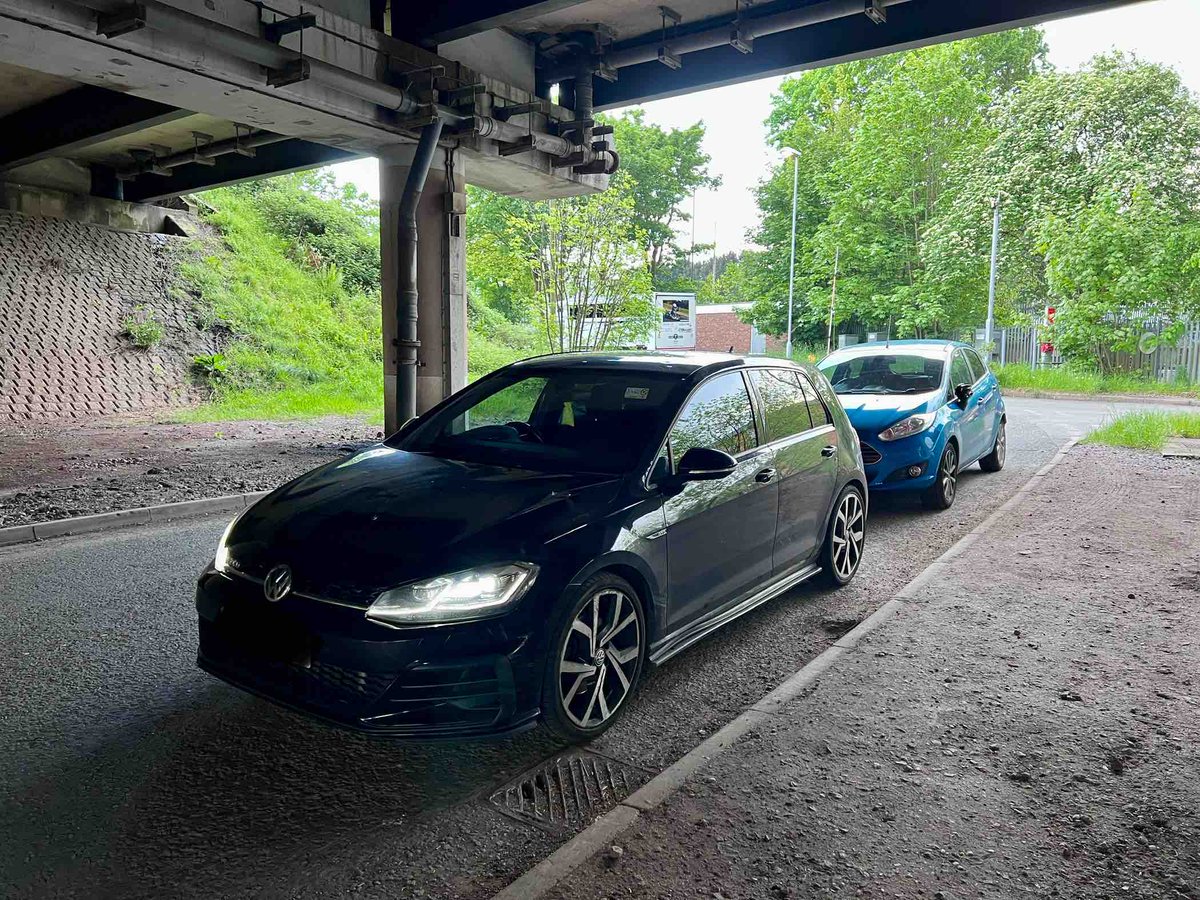 #ANPRInterceptors spotted these two cloned vehicles in convoy in Walsall. Both were stopped using tactics & checks confirmed they were stolen in a burglary. The drivers were both wanted for other offences, one was disqualified & class A drugs found... off to custody 👋👮🏻🚔