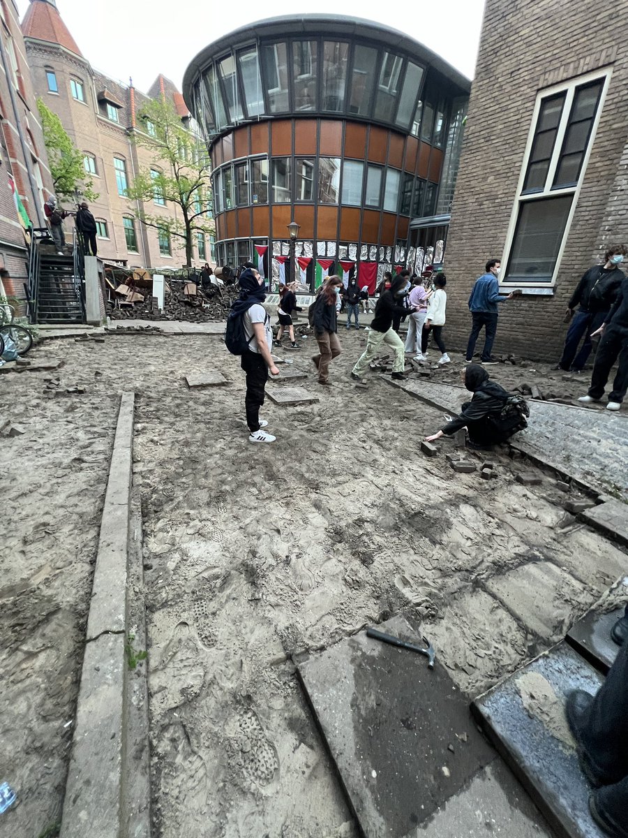 Het pleintje bij de UvA waar de barricade-stenen vandaan komen ziet er inmiddels zo uit. #Gaza #rtlnieuws