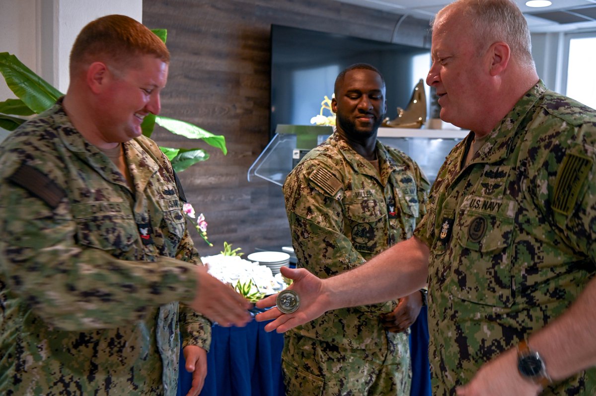 #AlohaMCPON Master Chief Petty Officer of the Navy (MCPON) James Honea visits the Silver Dolphin Bistro Galley, May 2, 2024. During his visit, Honea awarded four top-performing Sailors with the MCPON coin for their exceptional contributions to JBPHH. #BZ ! 📷s Roann Gatdula