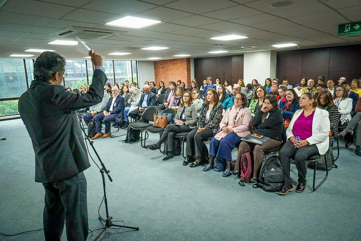 En el marco de la iniciativa de eliminación de enfermedades transmisibles y no transmisibles en Colombia, el viceministro de Salud, Jaime Urrego, asistió a la reunión de la Misión OPS Washington, junto con representantes del @INSColombia, @invimacolombia y el @INCancerologia ,