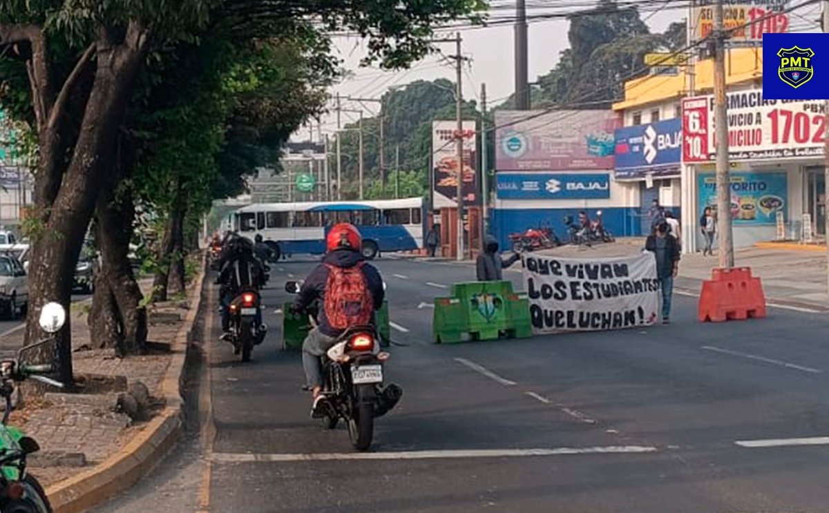 #TráficoGT debido a dos manifestantes en la ciudad de Guatemala 🇬🇹 :

Entrada de la Universidad de San Carlos de Guatemala (@USAC_oficial)

Calzada Roosevelt