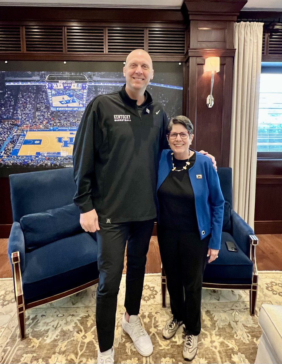 I had a wonderful meeting with @KentuckyMBB new coach, Mark Pope. We had a great discussion about his return to Lexington, and amazing things about our city. He's going to be the perfect leader for our young Wildcats & for our community. Welcome to Lexington, Coach Pope & family!
