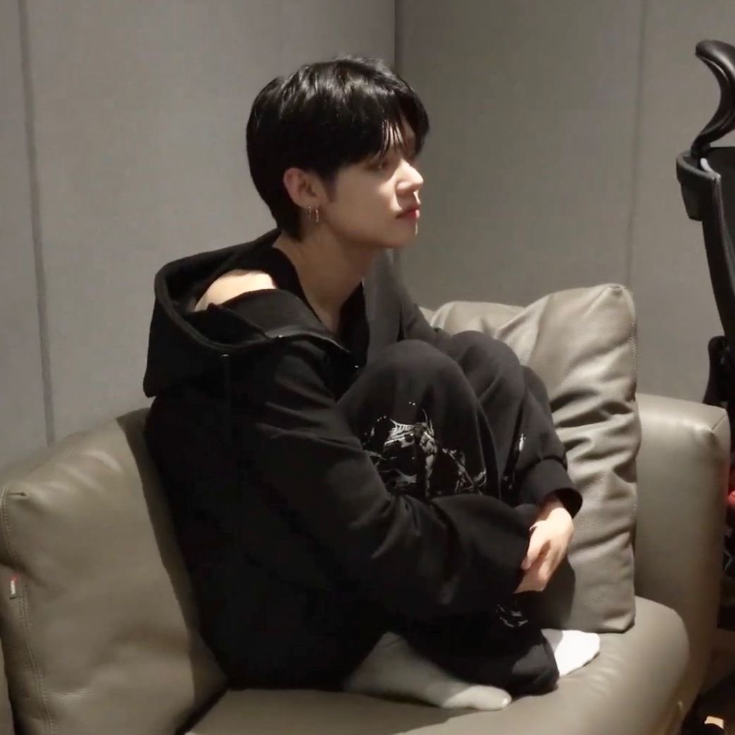 lesbeomie's tweet photo. he’s two apples tall https://t.co/FIBYCGGv6i