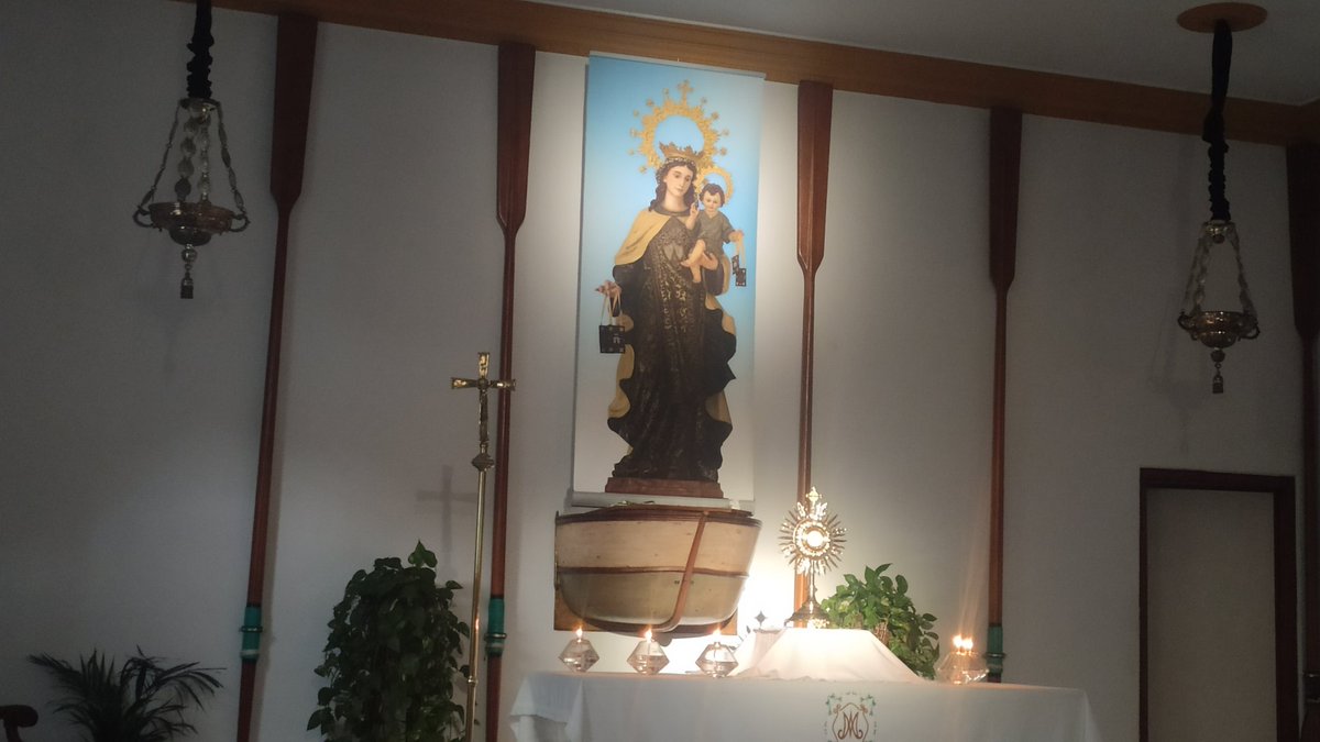 Mientras dure el proceso de restauración de la virgen del @carmendehuelin un lienzo fotográfico acompaña a Jesús Sacramentado en la capilla de Huelin.