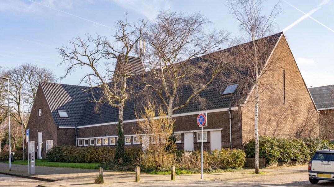 Voormalige school/ politiebureau te koop in Haarlem-Noord. biedboek.nl/nl/realestate/…