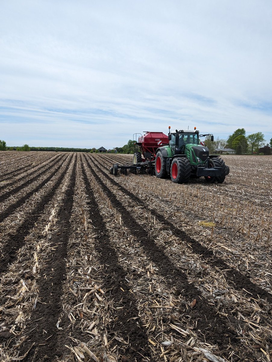 WeberFarmsLTD's tweet image. Finally some field action today! Fertilizer going down, tickling some dirt, and don't forget some stripping #plant24 #striptill