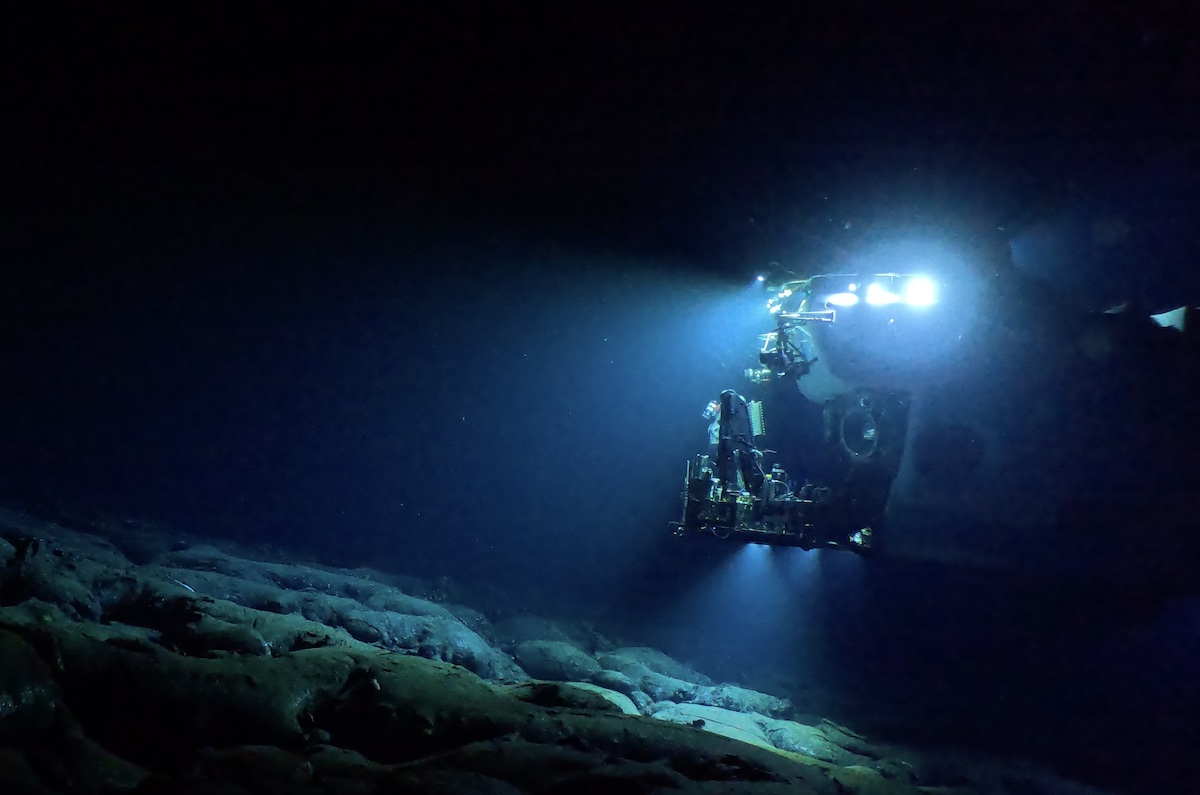 WHOI's tweet photo. 😲 Scientists from #WHOI and @Scripps_Ocean are about to go on their deepest #HOVAlvin dive yet!
@RV_Atlantis is headed for the methane seeps off the #AleutianIslands in an #NSFfunded + #NOAAfunded research cruise.
Find out more from @CBS8: https://t.co/OW1HFJNbi8 https://t.co/Vo7zi4feQO