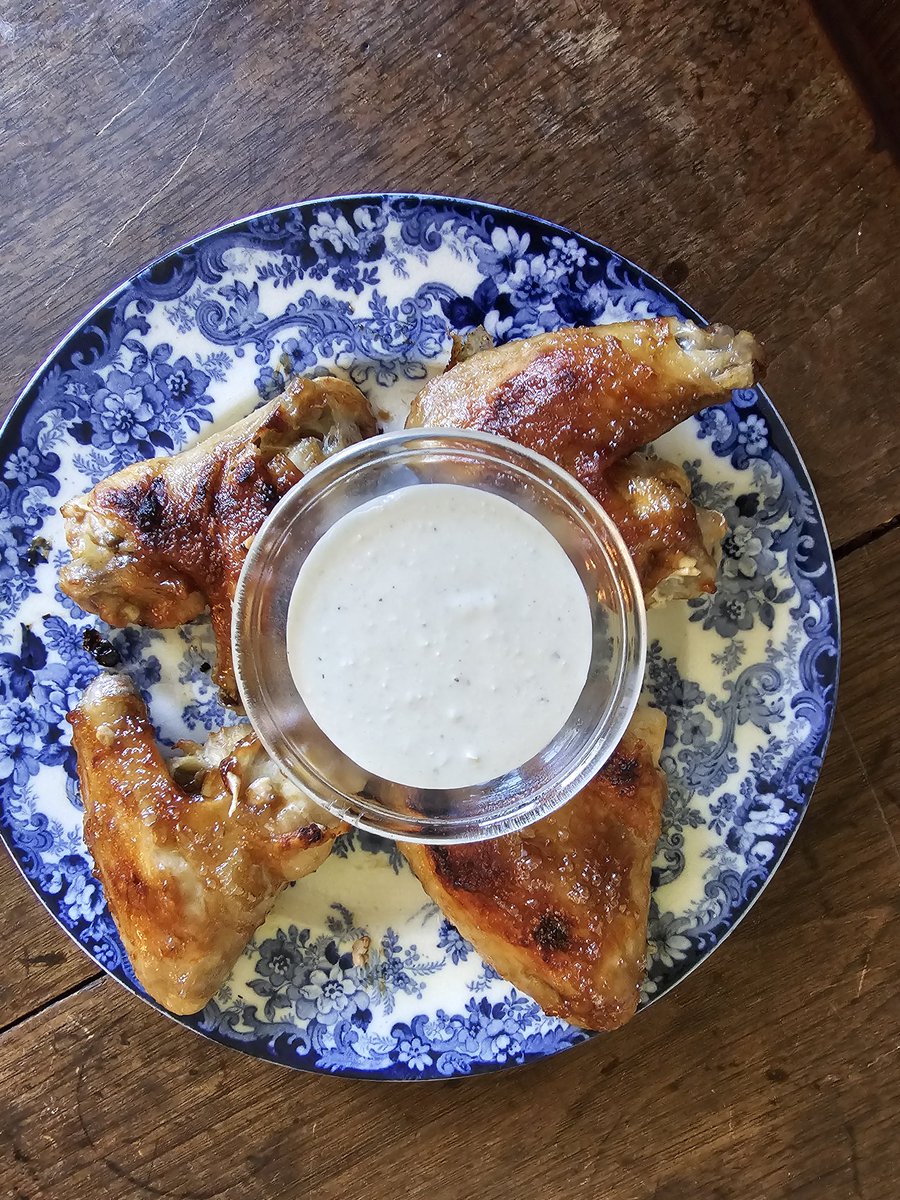 #chickenwings served with gorgonzola dipping sauce 😘