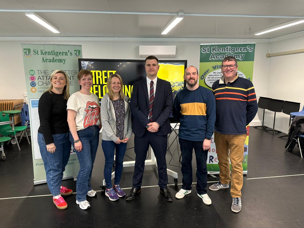 STKARTDEPT's tweet photo. Author @G_Armstrong21 joined staff today to give a brutal and honest talk on his experiences growing up. His struggles to overcome his own issues and succeed, inspired us all but should force everyone to reflect on our duty towards all our young people in schools. Thanks Graeme. https://t.co/YW68y8wDCe