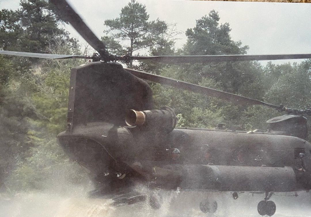 160. SOAR'ın Chinook'u 'Delta Queen' manevrasını gerçekleştirerek operatörlerin acil bir tahliye için helikopterin arkasına doğrudan bir zodyak sürmesini sağlıyor. Belize 1991