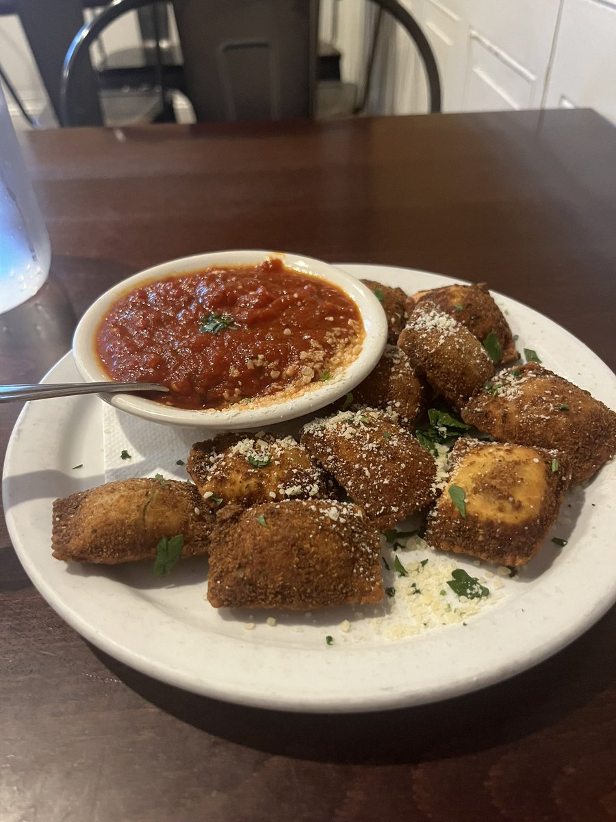 #ReallyRaadSocks are pizza flavored while having Toasted Ravioli at Mama’s on the Hill in St. Louis. Bringing a doggie bag for @Marteljr.