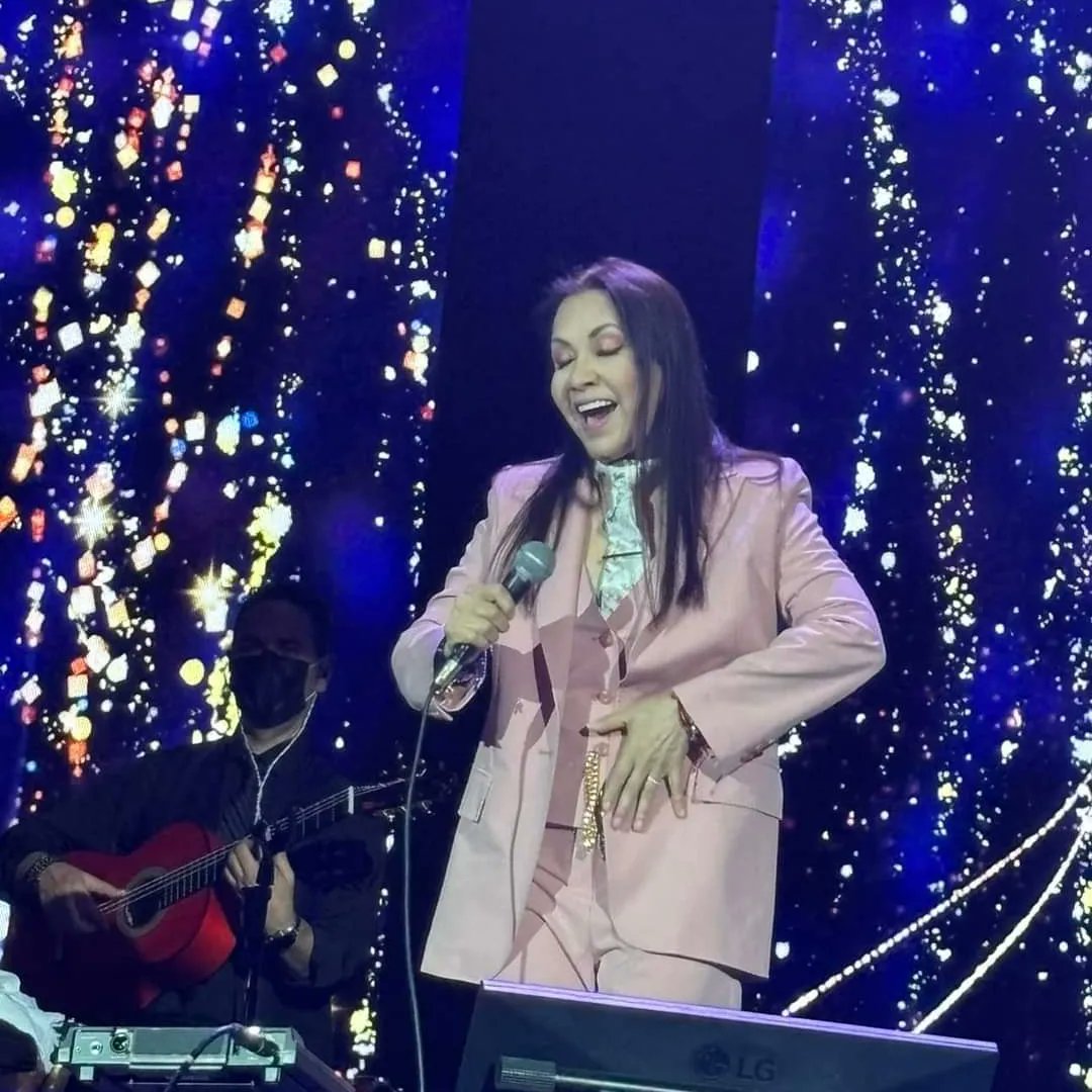 AGLaLeyenda's tweet photo. ¡Revive los momentos mágicos del increíble show de Ana Gabriel anoche en Córdoba #Argentina, fotos @javiersedano6 y Julieta Amateis! ✨🎶 #AnaGabriel #Córdoba #EspacioQuality #Concierto #Argentina #UnDeseoMas https://t.co/7pmZSFE8jy