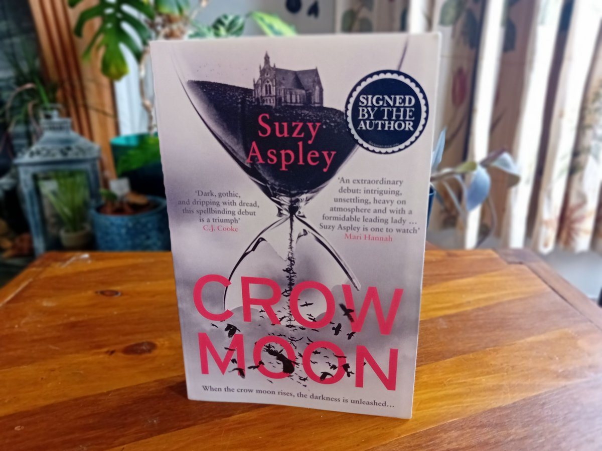 April Reading #3: This month has been a bit gothic, reading-wise. First Dracula, then some very creepy goings on in rural Scotland from @writer_suzy I've been avoiding crows ever since I read it... #amreading #crimefiction