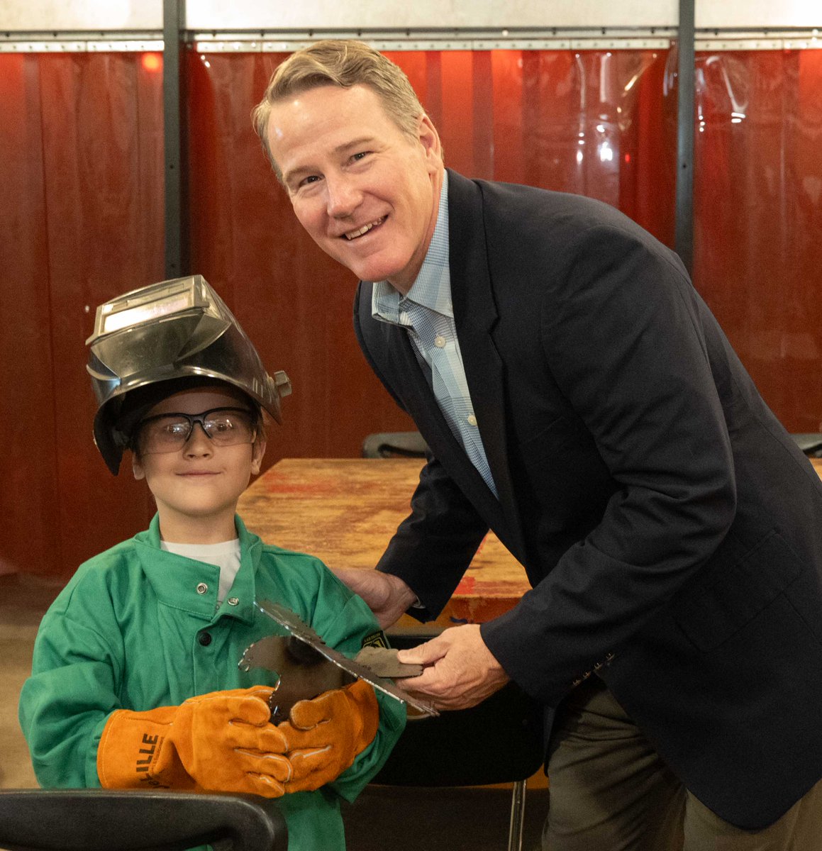 Today at @NewLexingtonHS, Lt. Governor @JonHusted met elementary students who are learning to weld in the school’s Emergent Welding Program. It’s never too early to try out your future career! Ohio has the opportunity for you. #InDemandOhio
