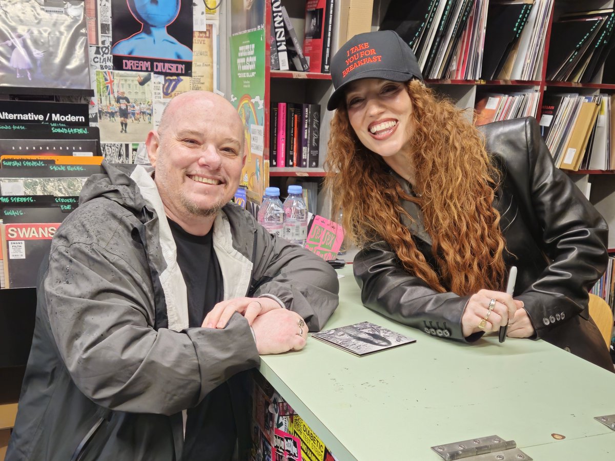 JayTech34's tweet image. Travelled all the way from Australia to the UK for 3 of Jess Glynne's Intimate shows for her new album 'JESS'. Went to 2 album signings, and also got to meet her after 1 of her shows, so ended up meeting her 3 times in 1 week. Was a dream come true for me. @jessglynne #jessglynne