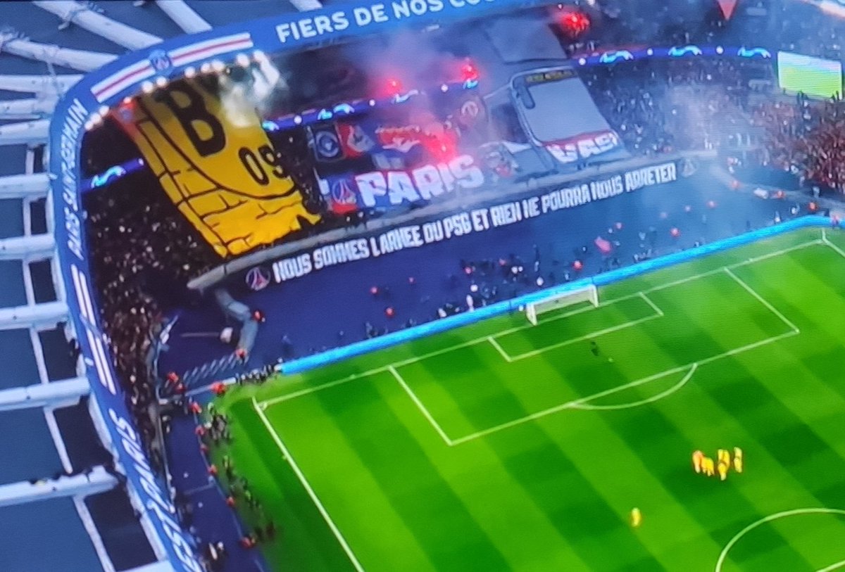 Alguien me explica que hace ese pedazo de bandera del Borussia Dortmund en la grada del PSG? Se la robaron y la exhiben?