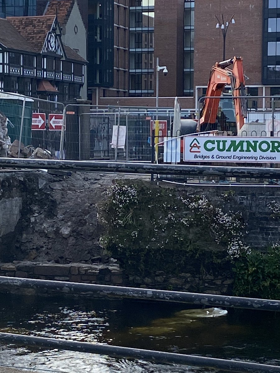 Good to see the rest of South Gate Bridge cleaned (there is lovely limestone there afterall😁) and the collapsed wall being fixed…patience is indeed virtue.