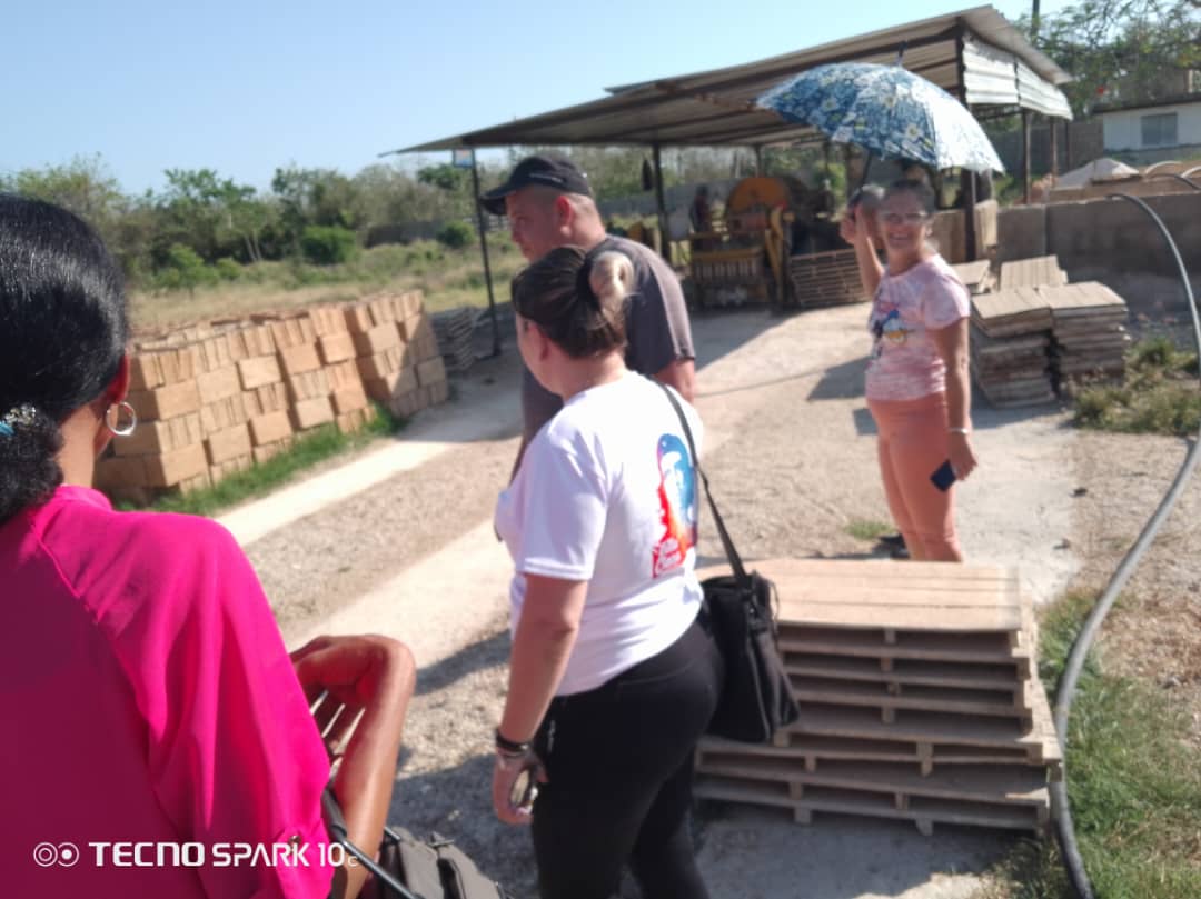YalieskyC3916's tweet photo. Intercambio del Buró Municipal del Partido en #Ranchuelo con la Dirección de la UEB PLOMAC, centro que se recupera económicamente de la pérdida. https://t.co/enA5yXfbD2