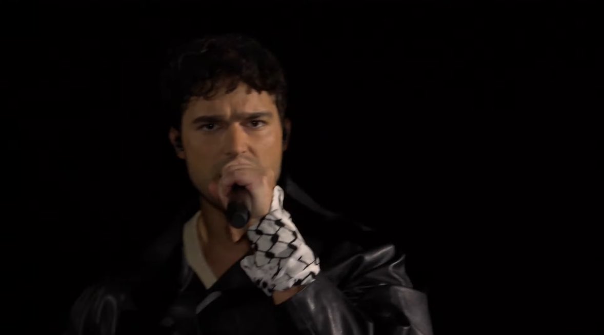 ERIC SAADE WEARING THE 🇵🇸 PALESTINIAN KEFFIYEH!!

So important to have a Palestinian representation at the world‘s biggest stage this year! Thank you Eric!!

#Eurovision #Eurovision2024 #ESC2024