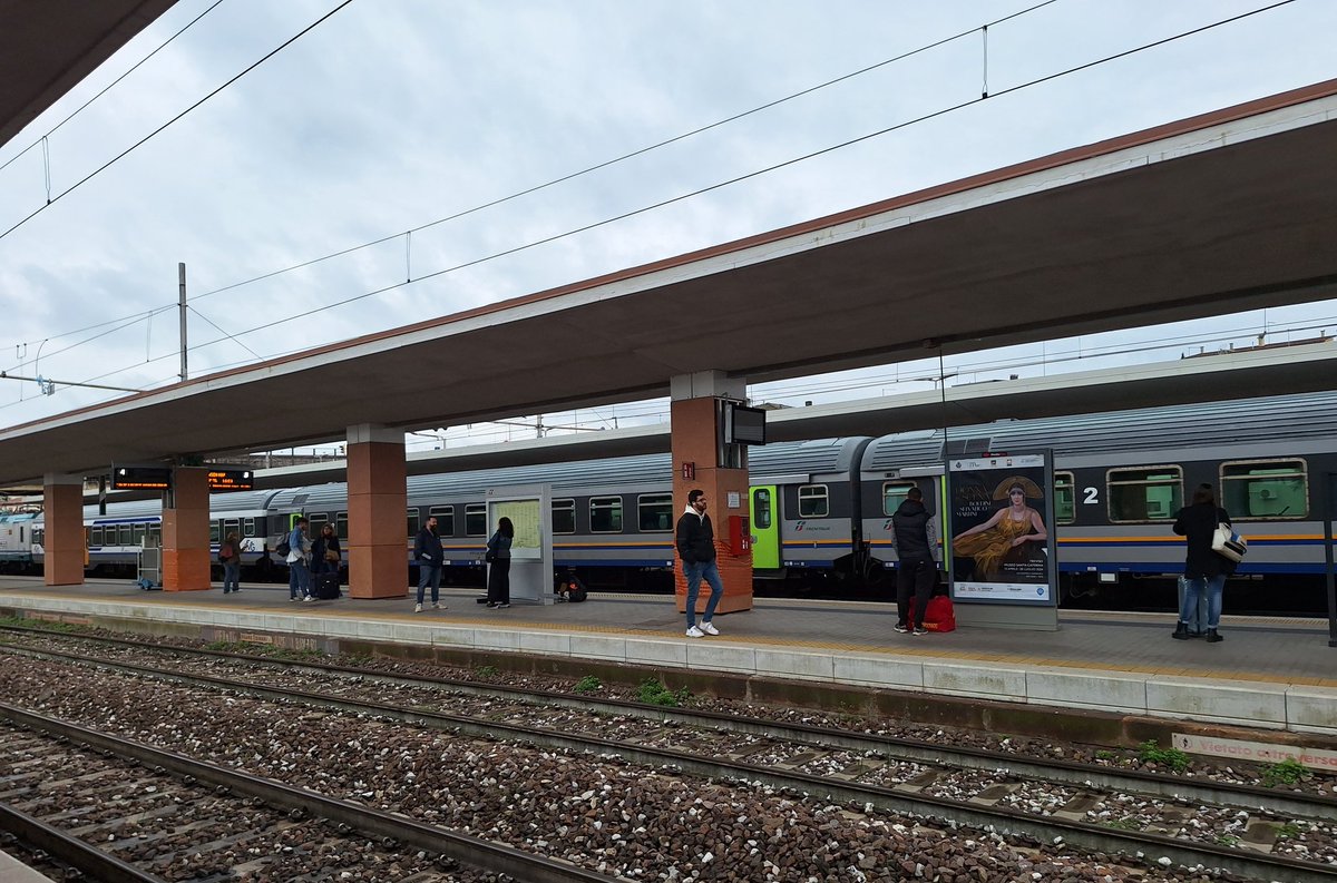 Plataformas da estação de  Treviso, Veneto. É tão bom poder ir de trem de cidade em cidade na  Itália... tantas cidades lindas tão perto uma da outra!