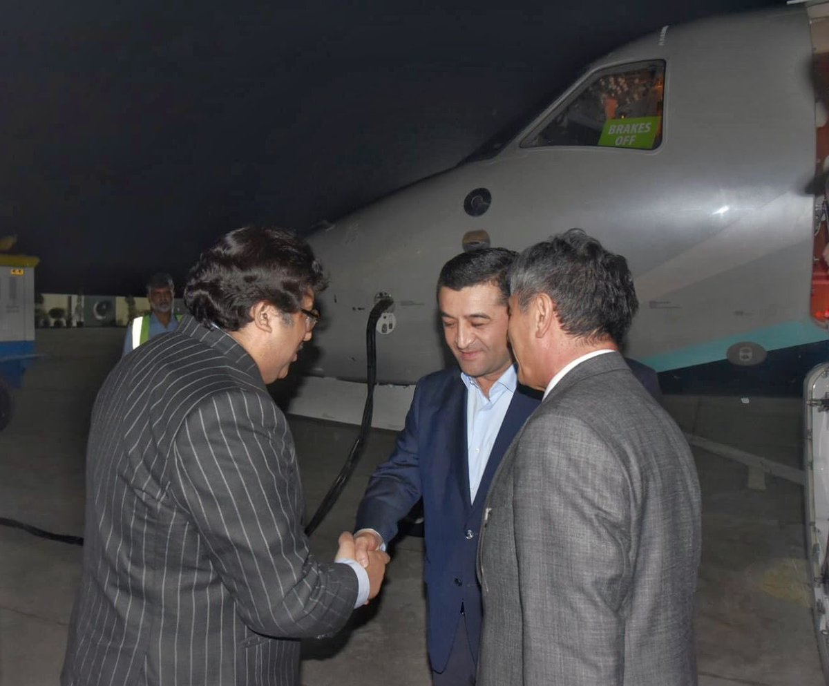 Foreign Minister of the Republic of Uzbekistan Bakhtiyor Saidov @FM_Saidov arrives in Pakistan on a two-day visit. He was accorded a warm welcome on arrival in Islamabad. He was received by Director General (Central Asia & ECO) of the Ministry of Foreign Affairs Aizaz Khan.