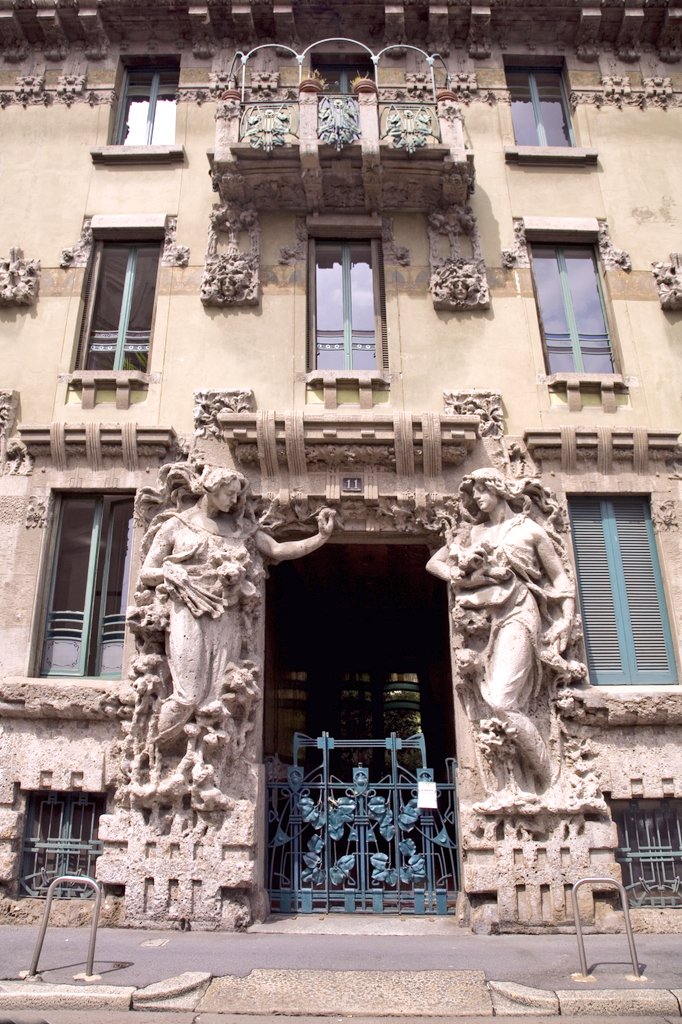 The extravagant Art Nouveau entrance and facade of 'Casa Campanini' from 1906 in Milan, Italy. Designed by architect Alfredo Campanini and sculptor Michele Vedani. Photo: Raymond de Jong