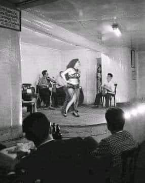 Bu dansözün oynadığı yer 1927 Kararnamesiyle içinde içki içilip dansöz oynatılan, yakın Döneme kadar kumar da oynanan, 1987 'de Özal tarafından aslına yani camiye dönüştürülen, Merzifon 'lu Kara Mustafa Paşa Vezir Cami-i
