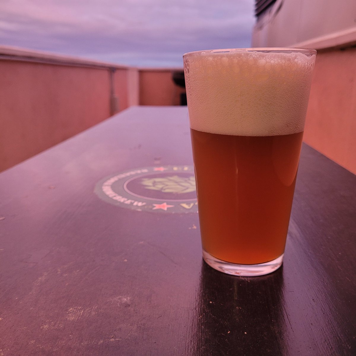 Mi cerveza de hoy en mi brewland, Ipa con lupulos centenial, Idaho7 y Azacca. El color me dejó un poco "bluff", no me salio lo que quería...pero de saboorrr...."uhhh mamá". 
Parece que va a llover! Fantástico!