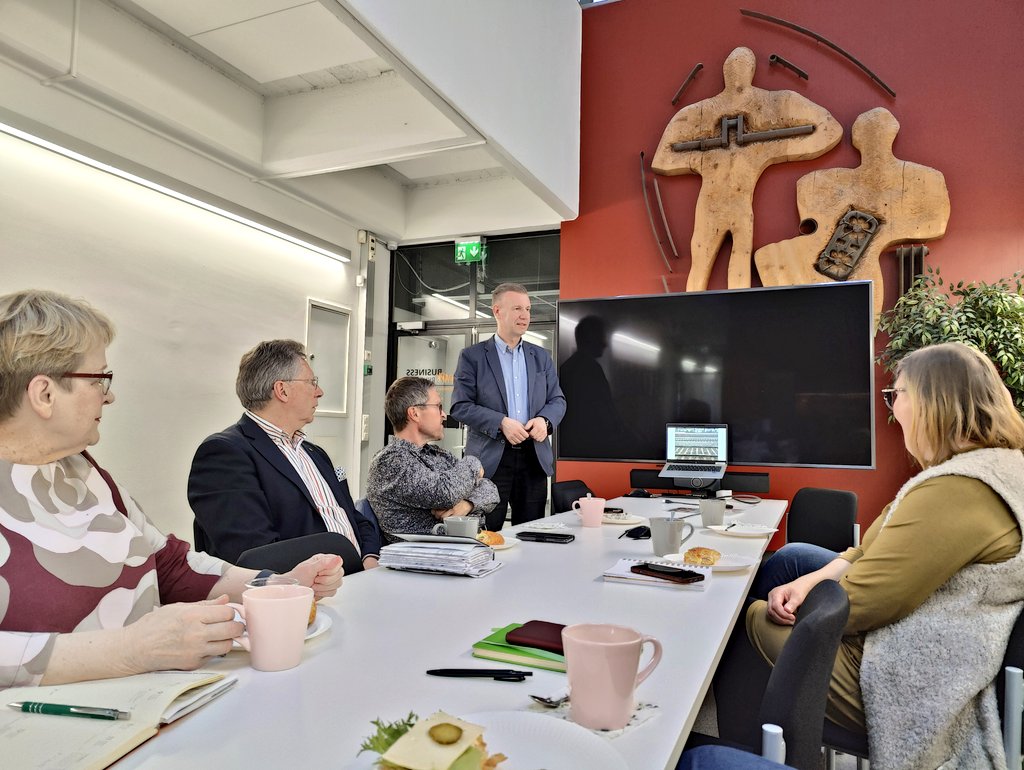 Tänään Riihimäellä seudullisen elinkeinoyhteistyön herättelyä. Kiitos Riihimäen Tilat ja Kehitys Oy kun saatiin tulla kylään. Yhdessä ollaan enemmän.  #yhteistyö #Loppi #Riihimäki #elinvoima #RakasRiksu #LopeltaHyvä #SeuraavanaRiihimäki