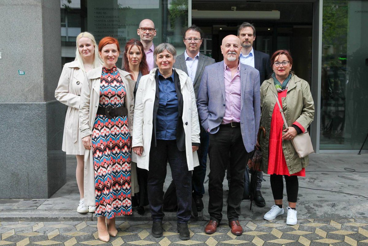 strankalevica's tweet image. »Hočem Evropo, kjer si bo vsakdo lahko brez skrbi kupil kruh, plačal položnice in šel na zaslužen letni dopust. Kjer nihče ne bo živel pod pragom revščine in kjer bo vsakdo imel svoj dom, streho nad glavo – ne pa, da so stanovanja špekulativna naložba bogatih.«

@sukic_natasa