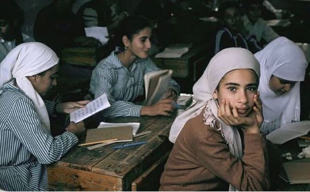 haticebrarr's tweet photo. Filistin’in okumaya meftun kızları. Bu fotoğraf biraz geçmişten… Bazen açıp bakıyorum. Şu fotoğrafta kalbimizle konuşan bir şey var ve resmen içimizdeki inancı, duygu ve düşünceleri harlıyor. Onlar artık ‘burada’ değil. Biz neredeyiz?

#getoutofrafah https://t.co/8YCPYakGNY