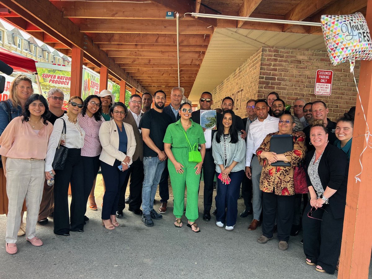 🏆 We celebrated our @SBA_EasternPA 2024 Minority-Owned Small Business winner Leo Sanchez, President, Super Natural & Fresh Produce 🎉 Joining us were reps from @CommFirstFund @KutztownSBDC @RepJohanny @RepHoulahan @FultonBank & his employees, family & friends #smallbusinessweek