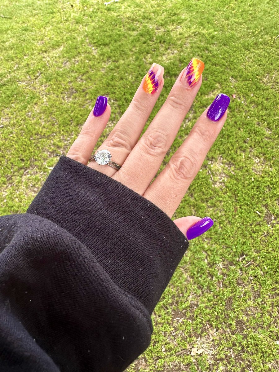 KAggy2012's tweet image. Ughhh tie dye nails turned out so fucking cute!! I’m so obsessed! 💛💜🧡 #nailday #tiedyenails #sofuckingcute